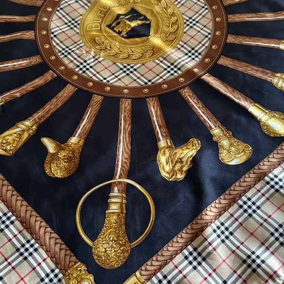 Authentic Burberry scar - Picture 4 of 9